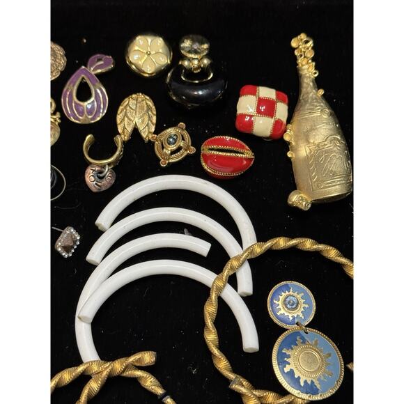 2 lb 4 oz Vintage Craft Jewelry Lot Gold Tone India Parts Beads Wings and Repair - Picture 11 of 16